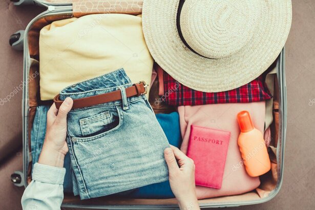 Voyageur préparant un sac de voyage avec carte routière et carnet de notes