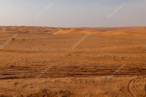 Circuit terrestre en Mauritanie avec 4x4 traversant les dunes au coucher du soleil