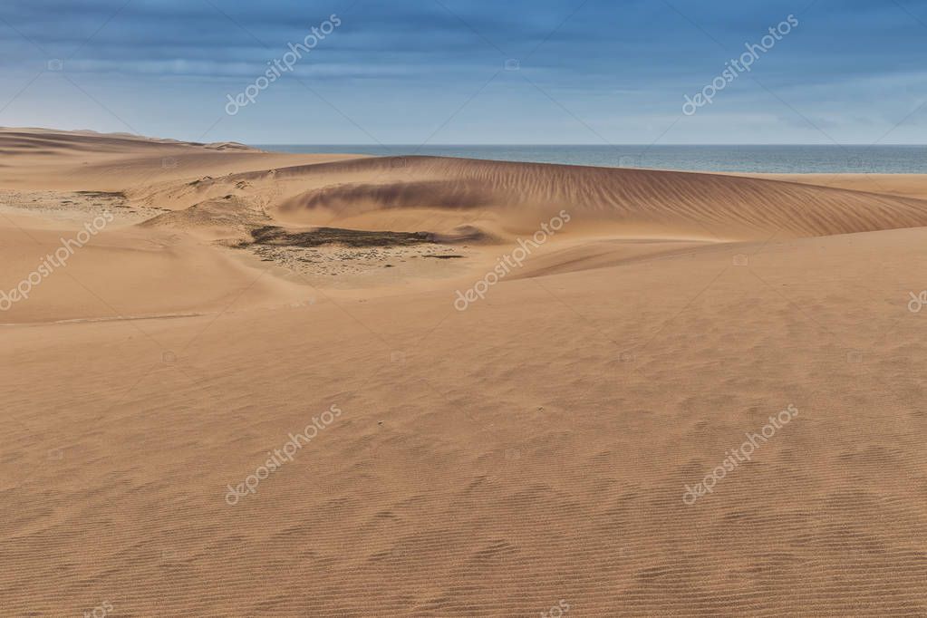 Paysage de dunes en Mauritanie avec l’océan au loin