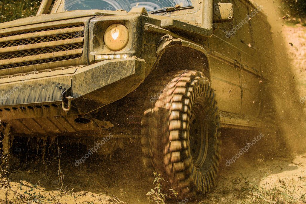 Véhicule 4x4 de tourisme roulant sur une piste désertique