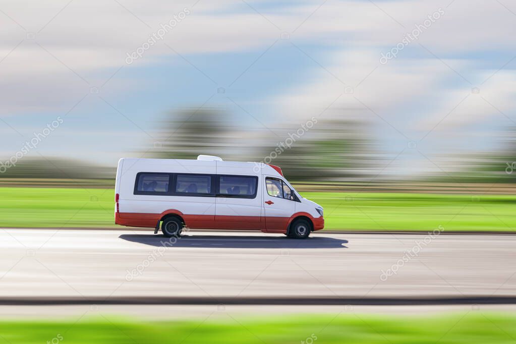 Minibus touristique confortable sur une route en Afrique de l’Ouest