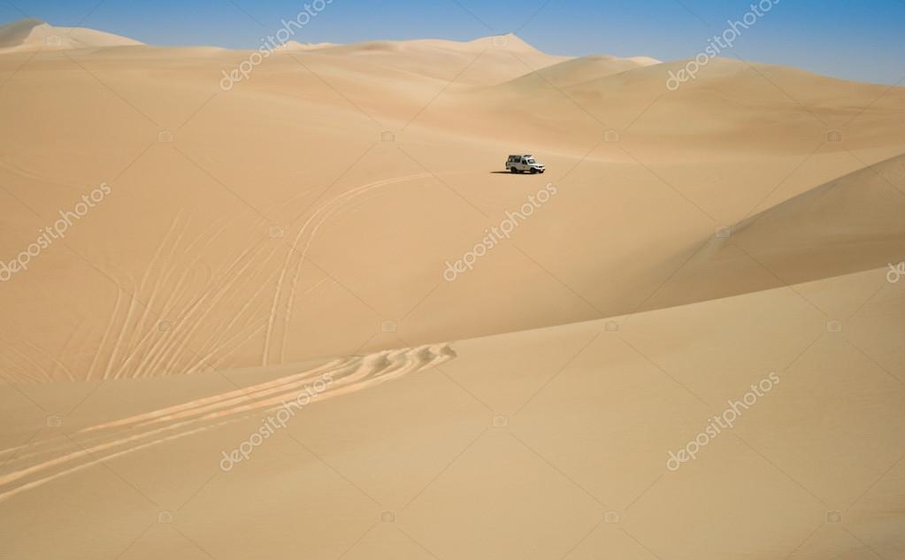 Convoi de 4x4 avançant sur une piste désertique