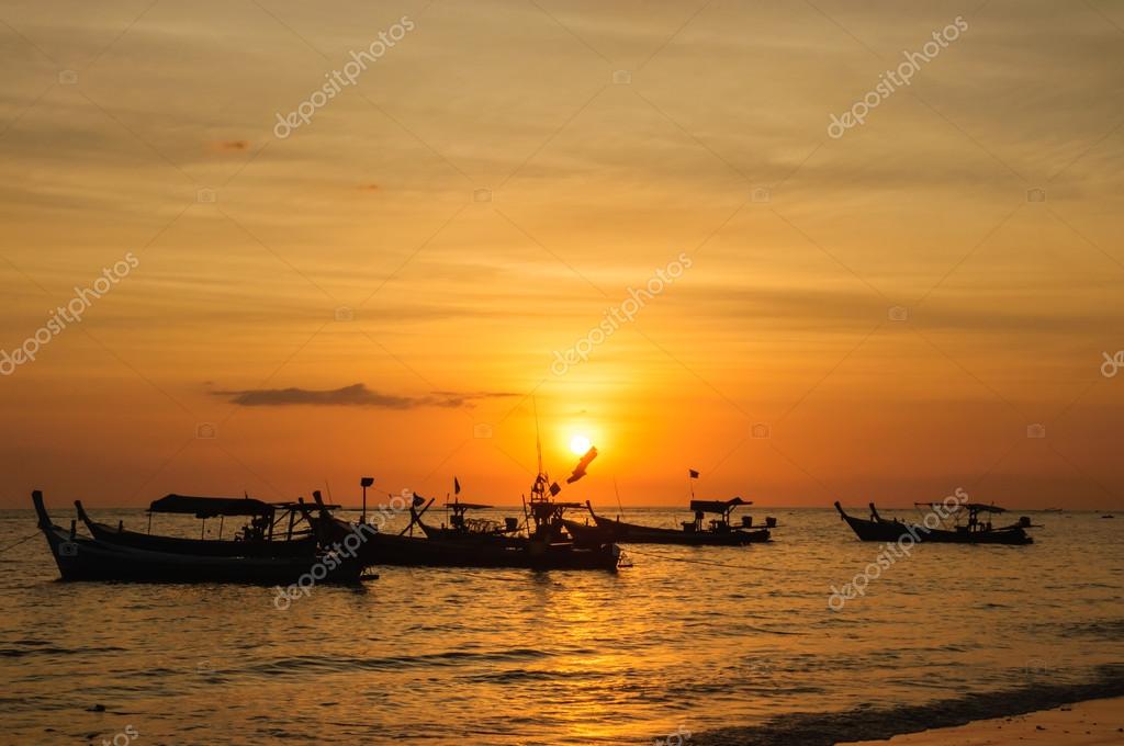 Voyageurs devant un minibus au coucher du soleil